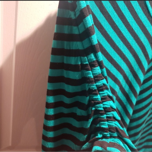 Cable & Guage Medium Teal/Black Striped Chevron Top - Picture 3 of 10